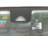 【スマートアシスト】走行中に前方の車両等を認識し、衝突しそうな時は警報とブレーキで衝突回避と被害軽減をアシスト。より安全にドライブをお楽しみいただけます。