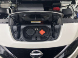 向かって左が急速充電ポート、右が普通充電ポートです。普通充電は40kWh車ではめずらしい、6kW(200V30A)をサポート