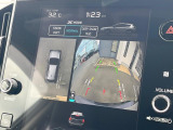 【マルチテレインモニター】車のフロントやサイドのカメラ画像を同時にモニター表示することで、悪路や狭い道を走行時でも周囲の状況確認ができ安心!本格SUVにうれしい装備です♪