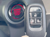 【Hondaスマートキー】カバンやポケットに入れたままでもドアの施錠・解錠が可能なスマートキーを装備。エンジンのオン・オフ時もカギを取り出す必要が無いからとっても便利です♪
