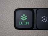 エンジン、エアコンなどを制御し低燃費な『ECONモード』に、また走りを楽しみたいとき、空調など快適性を重視したいときにはスイッチOFFで通常モードに切り替えができます!