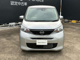 フロントガラス上部にエマージェンシーブレーキのセンサーカメラがあります。前方の車両を感知してぶつかる可能性が高まると表示とブザーで回避操作を即し、安全に減速できなかった場合ブレーキが作動します。
