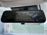 【デジタルルームミラー】車両後方カメラの映像をルームミラーに映すことが出来ます。 そのため、後席に人や荷物があって後方が見えづらい場合でもしっかり視界を確保することが出来ます。