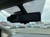 スマートルームミラー:車両後方のカメラ映像をミラー面に映し出すので、車内の状況や、天候などに影響されずいつでもクリアな後方視界が得られます。