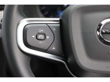 左側のステアリングスイッチは、ワンタッチで全車速ACCの設定が可能です。
