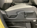 【シートレバー】ただ座るだけじゃない、運転のしやすさを決める大事なスイッチ。視界を広げたり、腰への負担を減らしたり。体型に合わせてジャストフィットさせるこの瞬間、さあ走るぞって気合が入ります。