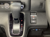 CVT車のセレクトレバーです。低速から高速まで、変速ショックのないスムーズな走りと、エンジン効率のよい領域を維持して燃費にも貢献します。サイドブレーキはスイッチ操作の電子制御パーキングブレーキです。