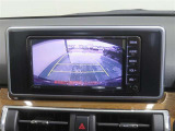 車両後方の映像を映すバックモニター。進路を確認しながら安全に車庫入れできます。