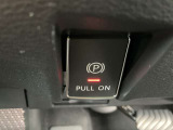 電動パーキングブレーキが付いております。サイドブレーキが電動のボタンになりコンパクトになっておりますので、運転席の足元も広々ご利用いただけます。
