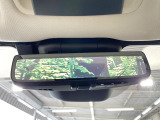 【デジタルインナーミラー】後席の大きな荷物や同乗者で後方が確認しづらい時でも安心!カメラが撮影した車両後方の映像をルームミラー内に表示。クリアな視界で状況の確認が可能です!