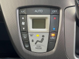 【オートエアコン】一度お好みの温度に設定すれば、車内の温度を検知し風量や温度を自動で調整。暑い&hellip;寒い&hellip;と何度もスイッチ操作をする必要はありません。快適な車内空間には必須の機能ですね♪