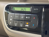 【オートエアコン】一度お好みの温度に設定すれば、車内の温度を検知し風量や温度を自動で調整。暑い&hellip;寒い&hellip;と何度もスイッチ操作をする必要はありません。快適な車内空間には必須の機能ですね♪