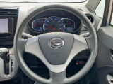 インテリアに合わせたデザインのステアリングは、運転される方のことも考え、運転しやすい形状、大きさです。是非一度、実際に触ってお確かめください。