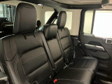 【リアシート】屋根までの高さがある車のため、大人の方でも圧迫感が少なく乗車出来ます。足元は広く取られているため、ゆったりとお乗り頂けます。