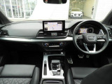 安全で快適な運転をサポートするアウディバーチャルコックピット。多機能でありながら優れた操作性で、シンプルで美しいインテリアデザインに溶け込んでいます。