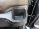 運転席右側のドリンクホルダーです。