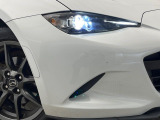 【LEDヘッドライト】悪天候や夜間走行時も良好な視界を確保し安心して運転できる高輝度LEDヘッドライトを装備!点灯速度が早く、消費電力も抑えられています。