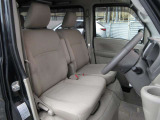 体をしっかり支えるシート形状で、運転姿勢を安定させやすい運転席。アームレスト付きで長時間の運転でも姿勢を保ちやすく、日常使いに配慮された空間です。