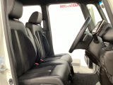 座面も厚みがあり背もたれも高く、広い足元にゆったり座れるシートです。運転席と助手席の間が空いている為、助手席側への移動がスムーズです。交通量の多い道でも助手席側から乗り降りができます。