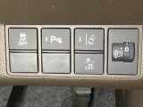 ハンドルの右側にはヘットライトリベライザーとHondaセンシング用のメインスイッチがついています。ヘッドライトリベライザーは道路状況や積荷の加重に応じてライトの高さを調節できます。