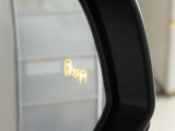 隣車線を走る車両をレーダーで検知し、ドアミラーでは確認しにくい後側方エリアに存在する車両に加え、急接近してくる車両も検知します。車両を検知するとドアミラーに搭載されたLEDインジケーターが点灯します。