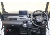 操作性に優れた運転席となります!小物入れや各ボタンの配置にこだわり、使いやすいです!座り心地もよく視認性も良好なのでロングドライブもお任せ下さい!