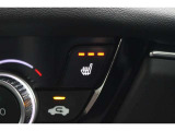 運転席と助手席に温度調整があるシートヒーターを装備しております。寒い朝はクルマに乗り込んですぐにシートヒーターを作動させれば温かさが広がり快適なドライブが始まります。