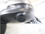 助手席側で見えにくい左前方の映像を、車内のマルチファンクションディスプレイに映し出します。前方への駐車や左寄せ、狭い道でのすれ違いなど、さまざまなシーンで安心して運転できる便利な機能です。