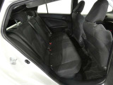 後部座席も当然、綺麗・清潔に仕上げております。内装の綺麗なお車は気持ちが良いですね。