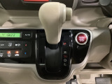 CVT車のセレクトレバーです。低速から高速まで、変速ショックのないスムーズな走りを実現するとともに、エンジン効率のよい領域を維持することで燃費にも貢献します。