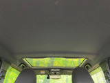 【ガラスルーフ】ガラスルーフ搭載で車内の解放感が一気にアップ!開放的なドライブをお楽しみいただけます。