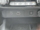 USBケーブルを接続できます。