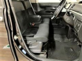 ベンチシート形状で足元も含め広々ゆったり座っていただけます。運転席側に装備してますセンターコンソールボックスを利用頂くとセパレートしてリラックス、ベンチにして開放的に2タイプお好みに合わせ使えます。