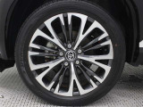18インチアルミホイール(切削光輝/センターオーナメント付)を装着しています。タイヤサイズ215/50R18