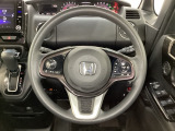 ハンドルにHondaセンシング系のクルーズコントロールやレーンキープアシストなどのスイッチと、オーディオの操作スイッチが装備されています。ハンドルから手を離さず安全に操作できます。