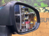 【ブラインドスポットモニター】走行中、ドアミラーの死角になりやすい箇所に後続車が接近するとサイドミラーのレンズに警告を表示!ドライバーに注意喚起をしてくれます。