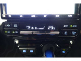 ★エアコンはオートタイプが装着済みです!オートモードにしておけば、車内温度を設定するだけで風の料や吹き出し口の切り替えを機械が行ってくれます!一年中快適な環境を作れますよ♪
