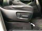 パワーシート搭載。微妙な調整が手軽にでき、最適なポジションで運転することが可能です。