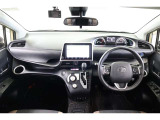 クリアな視界が広がるスッキリとした運転席廻りです。オリジナルシエンタとの大きな違いはアクセントカラーのオレンジが入っていないことです。黒で引き締められ、精悍な印象です。