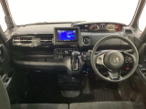 車内は光触媒抗菌消臭施工済です。スタイリッシュなデザインでスポーティなインパネ周りを演出します。グローブボックスやカップホルダーのほかにトレーなどたくさんの収納スペースが付いています。