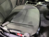 自動車保険について。正規ディーラーだけの特別なブランド保険に加入いただけます。基本補償に加え5つの項目をカバーする「プレミアムプラス」と、長期契約による安定した保険料で、さらなる安心と満足を提供します