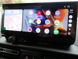 Apple CarPlay、Android Auto 対応。スマホを接続するとタッチスクリーン上でマップ、通話、メッセージ、ミュージックなどのアプリをスマホ同様に操作できるミラースクリーン機能搭載