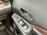 運転席側のドア部。こちらのスイッチでドアミラーの角度調整やパワーウィンドーの操作になります。