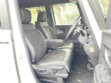 ひじ掛けのついたベンチシートタイプの運転席です。