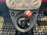 イタリアンカラーのシフトノブが可愛いアクセント。A/M切替や操作が分かりやすく、FIATらしい&ldquo;扱いやすい楽しさ&rdquo;が出ている一枚。