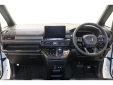操作性に優れた運転席となります!小物入れや各ボタンの配置にこだわり、使いやすいです!座り心地もよく視認性も良好なのでロングドライブもお任せ下さい!