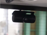 ◆車内カメラ◆前方・後方はもちろん、車内向きのカメラでも記録。左右をワイドに撮ることができ、幅寄せや側面衝突、威圧的なドライバーの危険行為など、クルマ周囲のトラブルもしっかり記録できます。