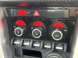 【左右独立型フルオートエアコン】運転席と助手席でそれぞれお好みの温度に設定可能。同乗者にも配慮した、快適な空調をお届け致します。