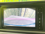 【バックカメラ】駐車時に後方がリアルタイム映像で確認できます。大型商業施設や立体駐車場での駐車時や、夜間のバック時に大活躍!運転スキルに関わらず、今や必須となった装備のひとつです!