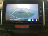 バックでの車庫入れも安心です!リアカメラが付いているバックモニター付のナビを装備しております。操作線もついており距離感も画面から確認できます。